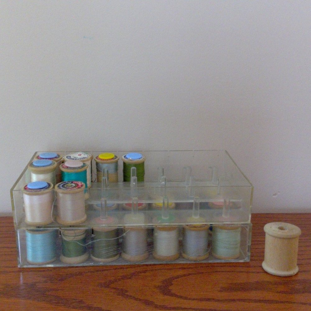 Vintage Collection of 37 Wooden Spools of Thread and Stacking Trays - Picture 4 of 5